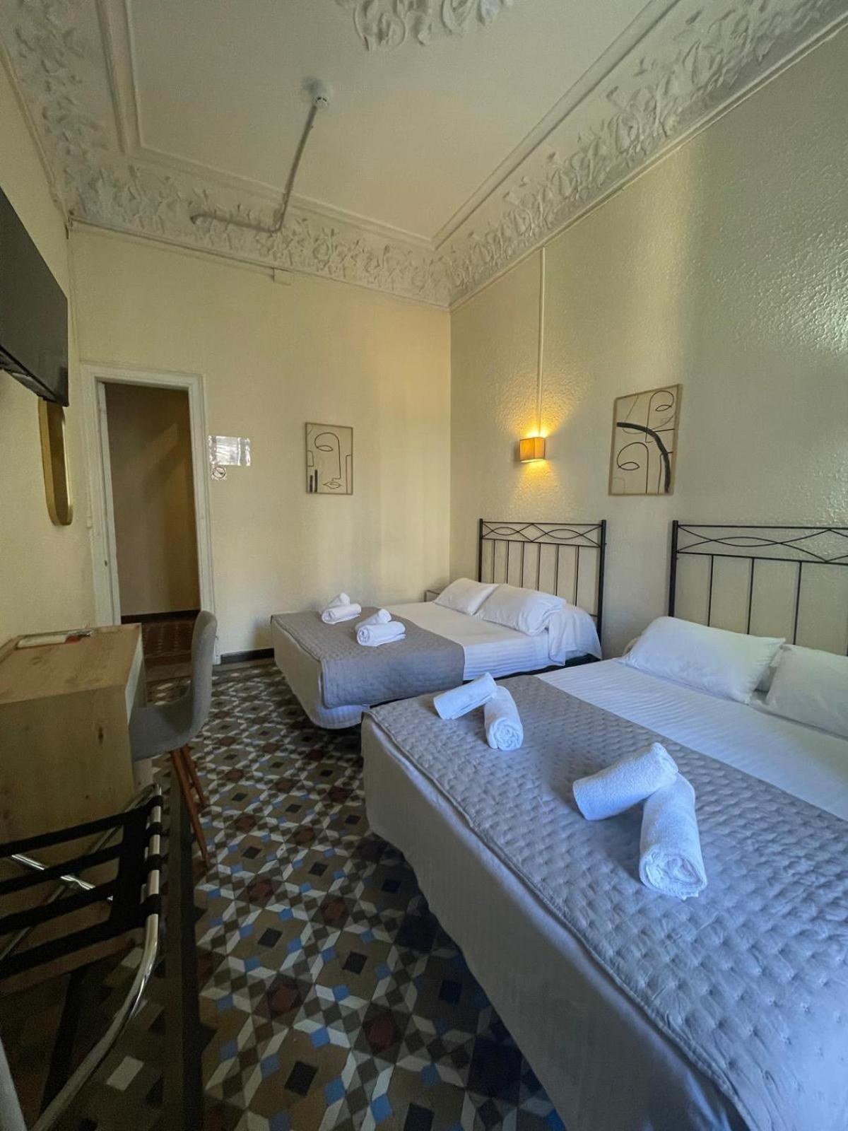 Hostal Balmes Centro Barcelona Exterior foto