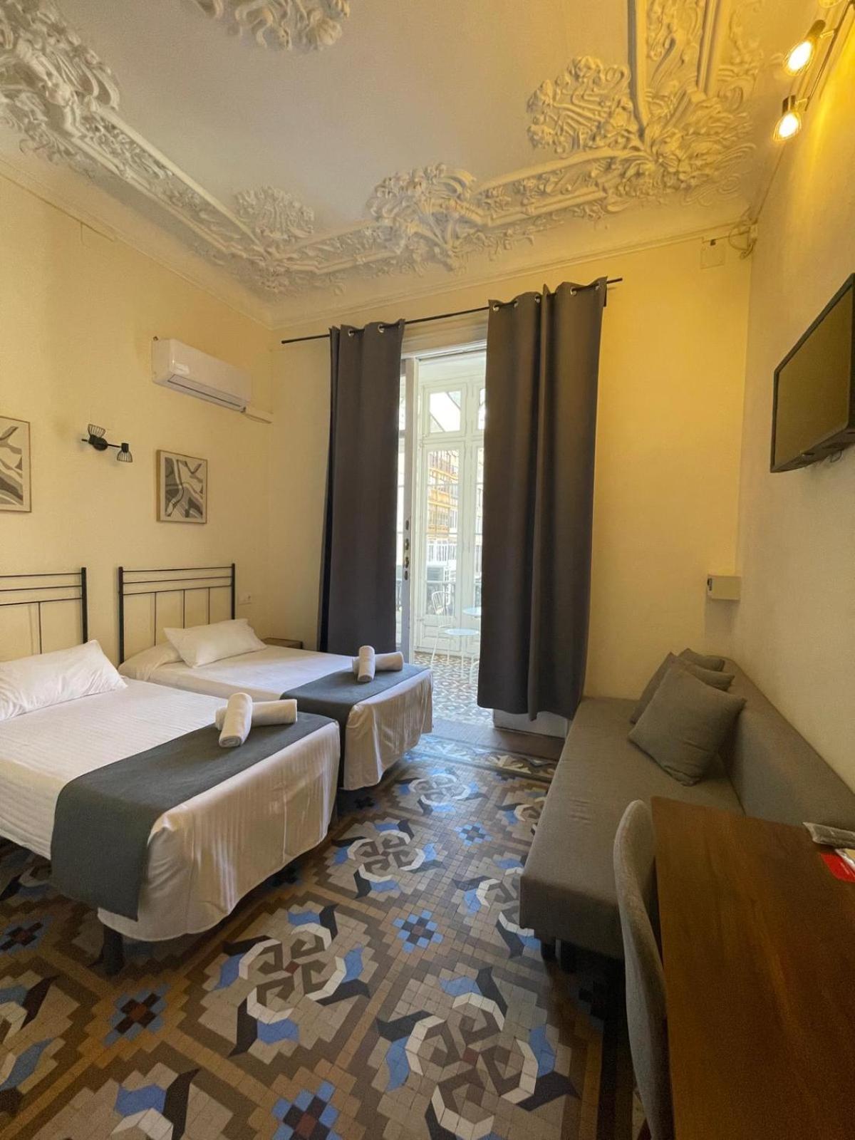 Hostal Balmes Centro Barcelona Exterior foto